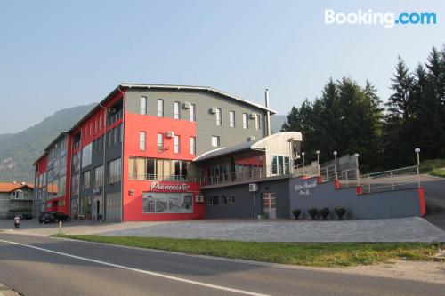 Apartamento para parejas en Travnik con terraza y conexión a internet.