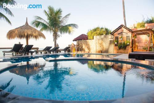 Pequeno apartamento. Terraço e piscina