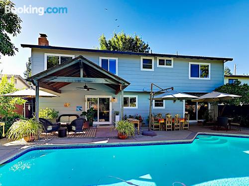 Piscina y internet en Sonoma. Ideal para cinco o más.