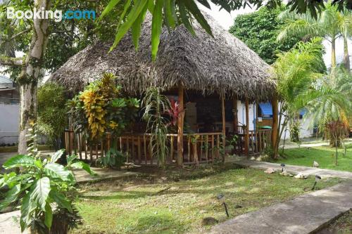 Aconchegante apartamento de 1 quarto. Wi-fi e terraço.