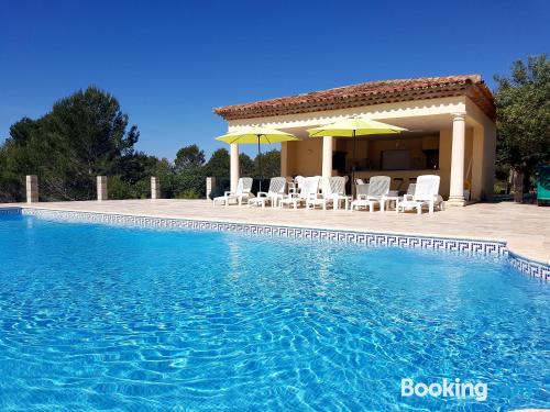 Appartement avec piscine. Wifi et terrasse