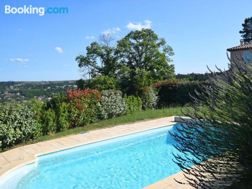 Apartamento em Joyeuse. Terraço e piscina