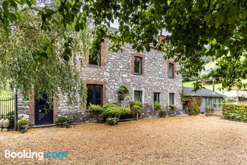 Apartamento con vistas y conexión a internet en Dinant. Perfecto para familias