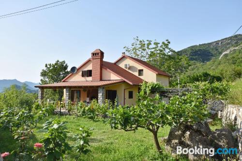 Ferienwohnung mit terrasse. In Virpazar.