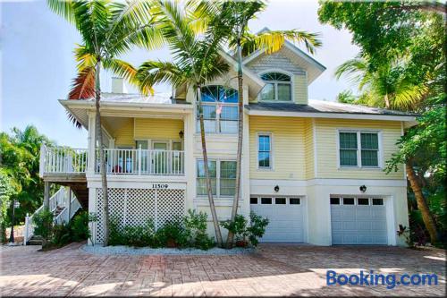 Superb location with air-con in Captiva. Great for six or more