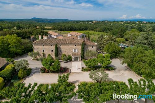 Appartement avec piscine. À Barjac