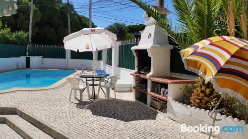 Apartamento para familias con niños en Almada con piscina y terraza