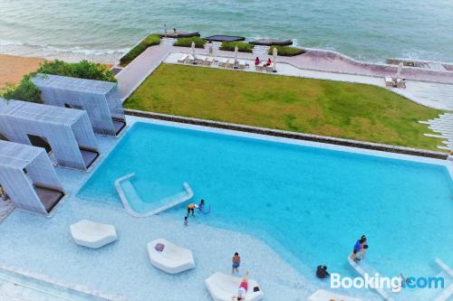 Apartamento en Jomtien Beach con piscina