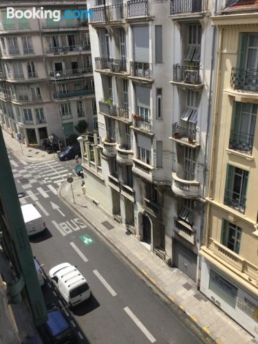 Prático apartamento, em boa posição de Nice