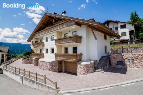 Appartement de deux chambres à Carano. Terrasse et Wifi!