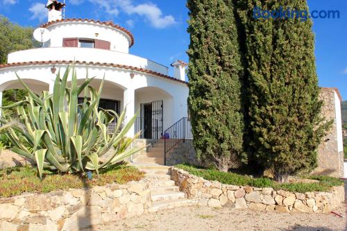 Apartamento com Wi-fi. Terraço e piscina