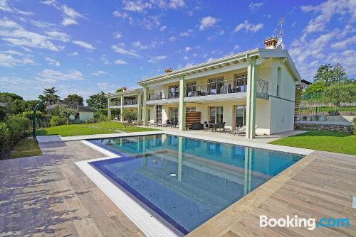 Manerba del Garda ai vostri piedi!. Piscina e aria.