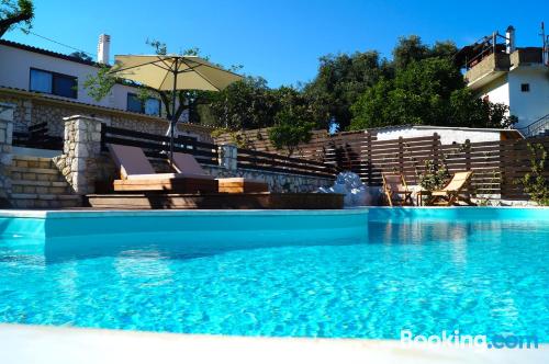 Appartement avec piscine et l'air concdetionné. Terrasse!.