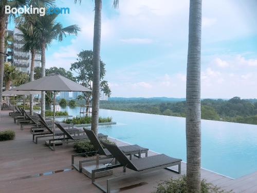 Grand appartement. Terrasse et piscine!