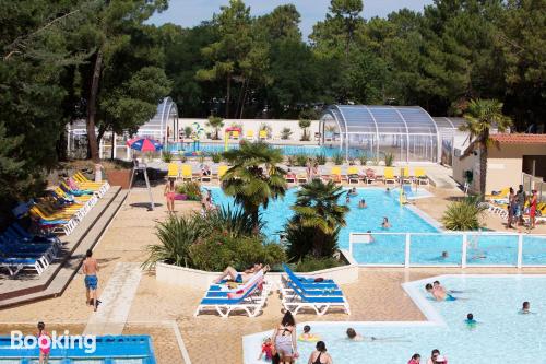 Apartamento com piscina. Com terraço!