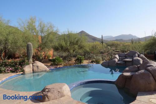 Terrace and wifi home in Cave Creek perfect for couples