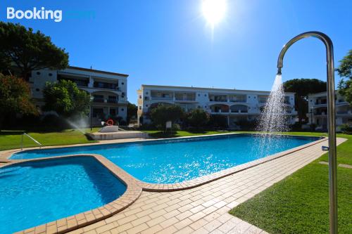 Apartamento de dos dormitorios en Vilamoura con piscina