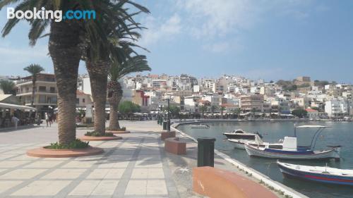 Sitia à vos pieds. Terrasse!