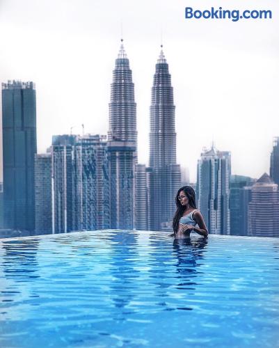 Pequeno apartamento em Kuala Lumpur. Terraço e piscina.