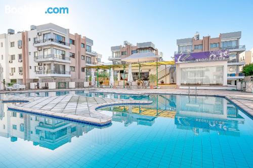 Apartamento con terraza y internet en Kyrenia. Ideal para cinco o más.