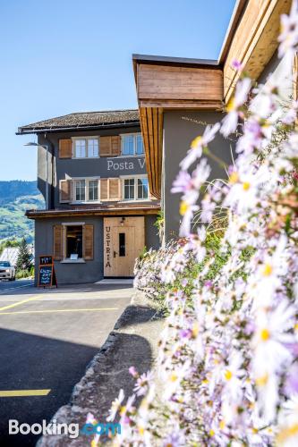 Breed appartement met twee slaapkamers in Schluein.