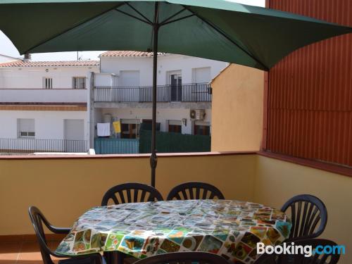 Apartamento con terraza, bien situado