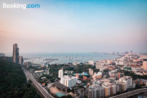 Appartement avec piscine. À Pattaya (sud).