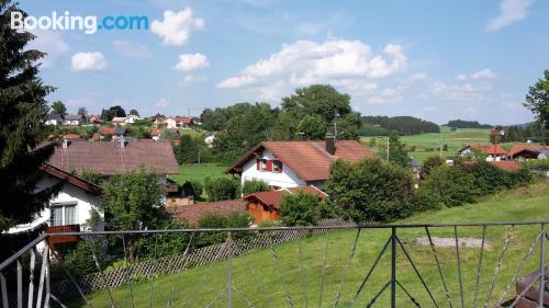 Bernbeuren à vos pieds,. Terrasse et internet!.