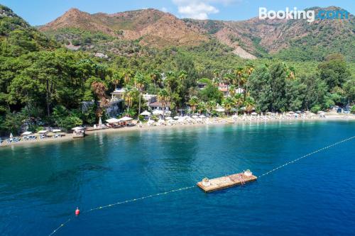 Marmaris aan zijn voeten! Met terras!