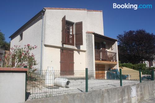 Apartamento para famílias em Limoux. Calefação e Internet