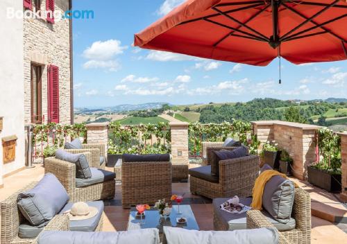 Dans une excellente position et terrasse à Montelparo, parfait pour deux personnes