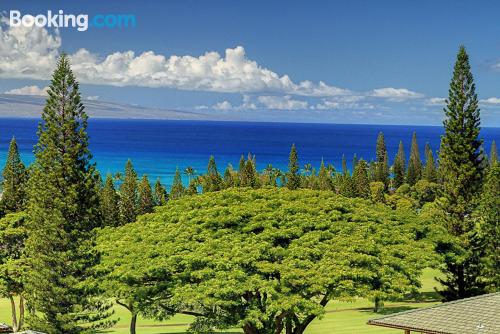 Kapalua, no centro. Internet e terraço