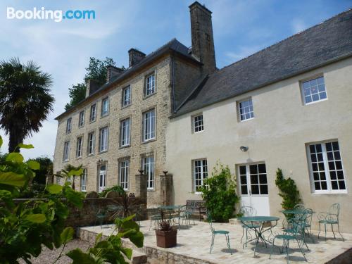 Grand appartement à Valognes. Terrasse et Wifi!