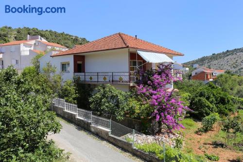 Buena ubicación y terraza en Vinišće ideal para familias.