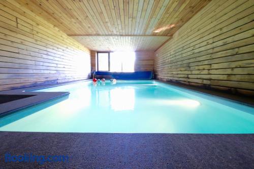 Apartamento em Bohan. Terraço e piscina