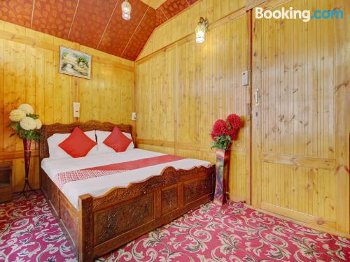 Bonito apartamento dos personas en Srinagar