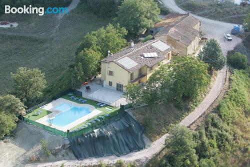 Apartamento com wi-fi. Terraço e piscina.