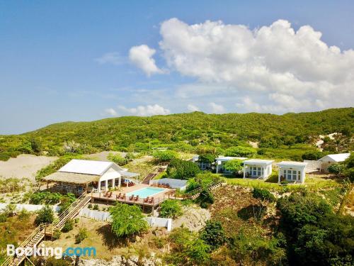 Cómodo apartamento en Treasure Beach con piscina