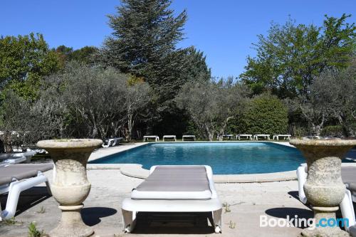 Pratique appartement pour deux personnes. Terrasse et Internet!