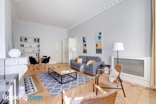 Confortável apartamento com 2 dormitórios, numa posição central de Bordeaux.