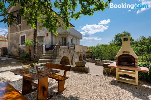 Appartement avec terrasse. Vrbnik à vos pieds!