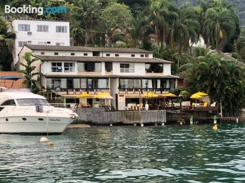 Wohnung mit Terrasse und Internet. In Angra Dos Reis