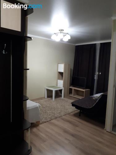 Bello appartamento con una stanzain ottima posizione di Nalchik.