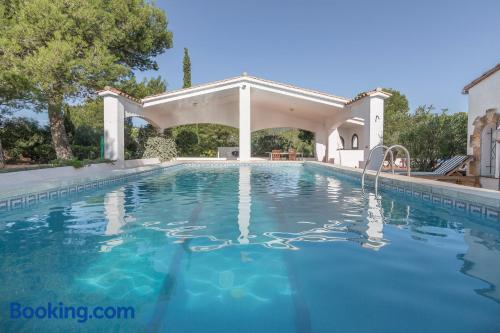 Apartamento con piscina con vistas.