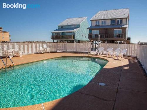 Apartamento com piscina em Gulf Shores.