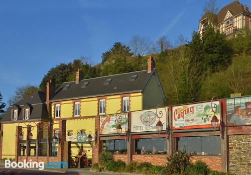 Minime appartement à Barneville-Carteret. Terrasse et Internet!