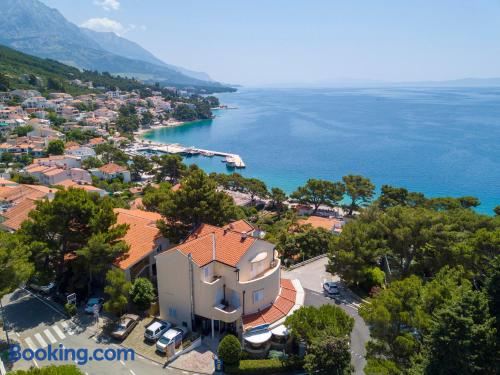 Appartement avec terrasse et Wifi à Brela. Chauffage