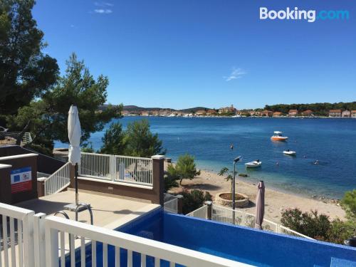 Géant appartement avec 3 chambres. Piscine et terrasse