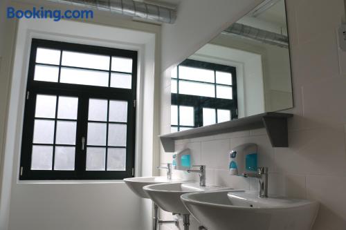 Posto Letto in Dormitorio Femminile con 8 Letti