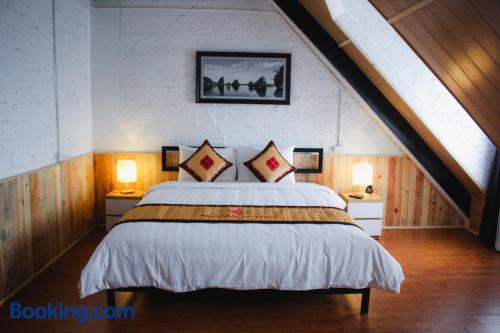Habitación con cama extragrande y vistas al mar